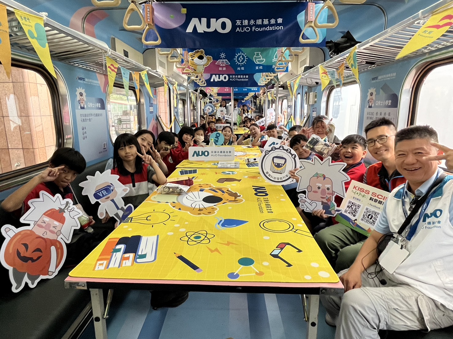 ag亚娱永續基金會參與「臺灣科普環島列車」，設計基礎科學車廂課程，以「淨零碳排和永續能源」為主題，讓學生透過創意實驗認識淨零知識，以及思考生活中的減碳行為