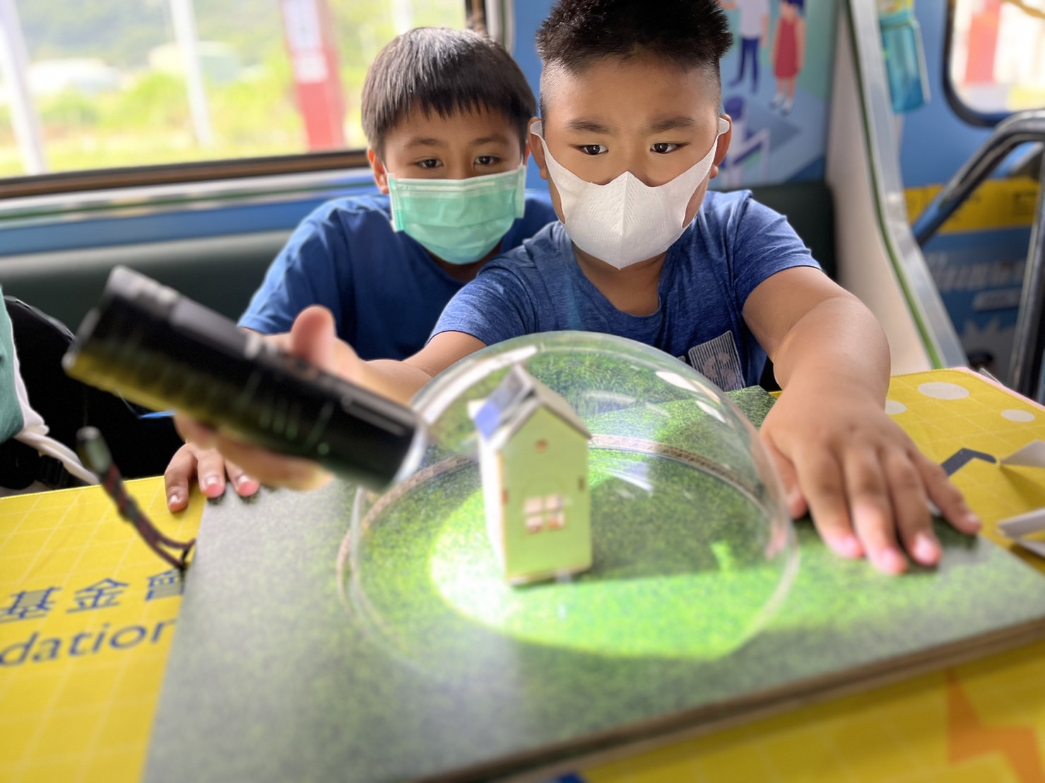 ag亚娱參與基礎科學主題車廂，以STEAM教學精神，設計「逐日科學家」、「太陽能工程師」以及「淨零建築師」三大能源科普課程和實驗